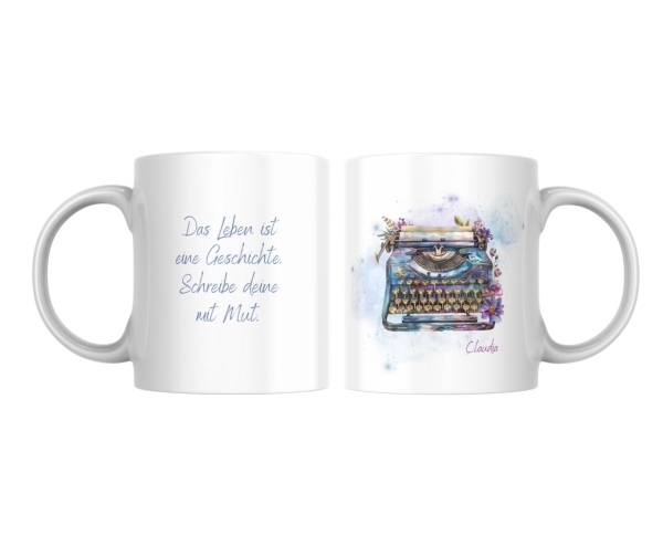 Zwei weiße Keramiktassen mit Schreibmaschinen-Design. Eine Tasse zeigt eine kunstvoll illustrierte Vintage-Schreibmaschine im Aquarellstil mit floralen Verzierungen und personalisiertem Namen. Die zweite Tasse trägt das inspirierende Zitat „Das Leben ist 